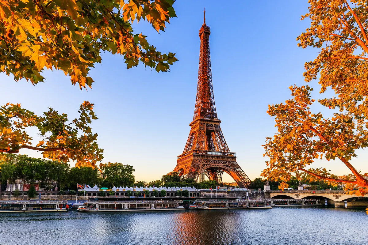 Image of the Eiffel Tower in Paris in autumn